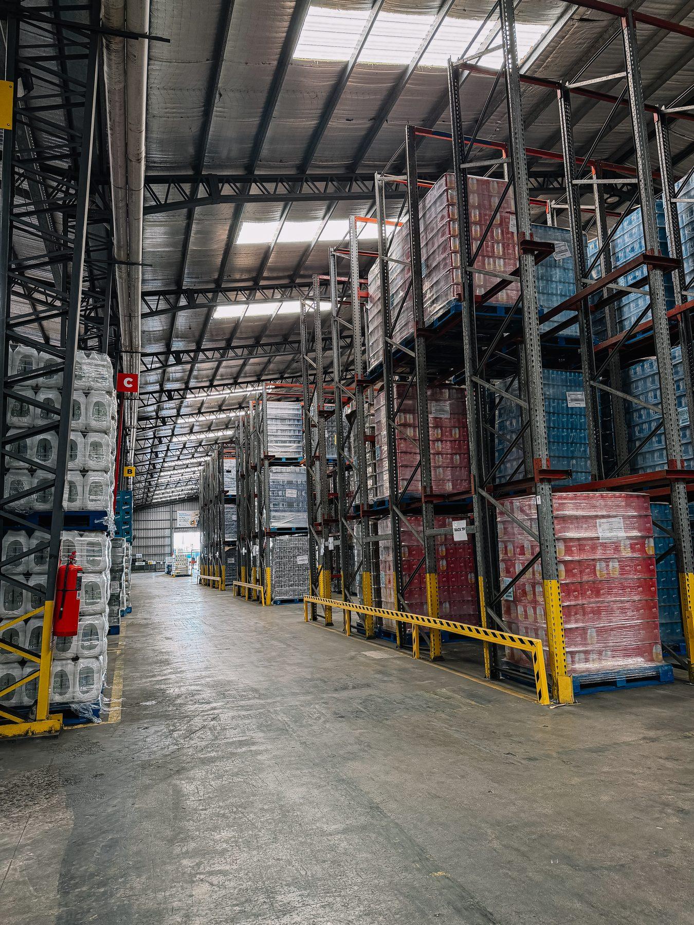 Estanterías del depósito con stock de distintas marcas