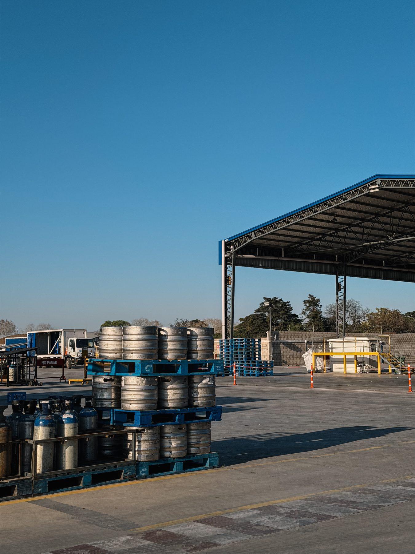 Barriles de cerveza listos para despachar en el playón