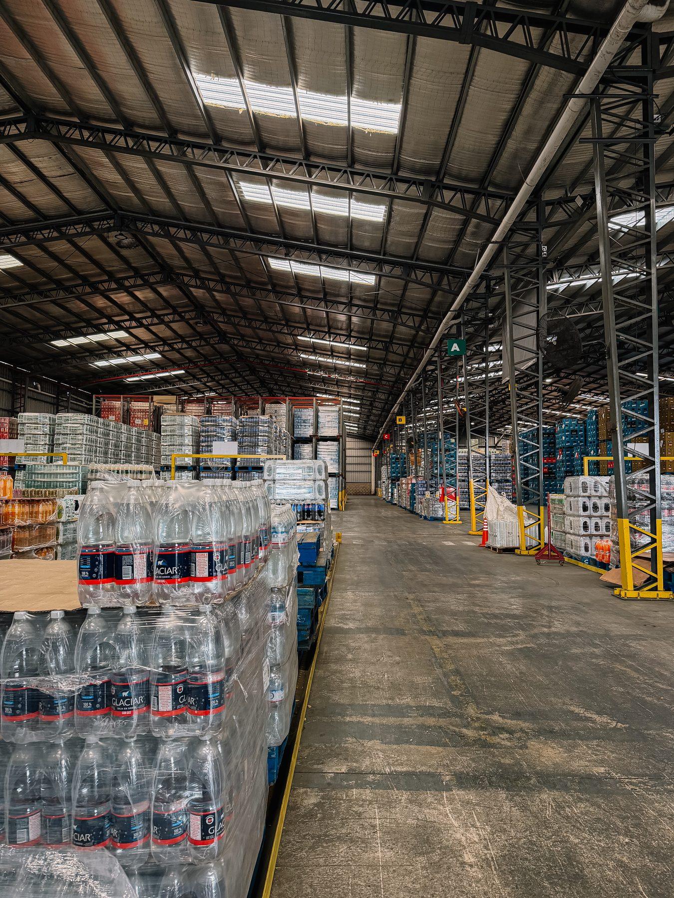 Pasillo del depósito con pallets de agua envasada
