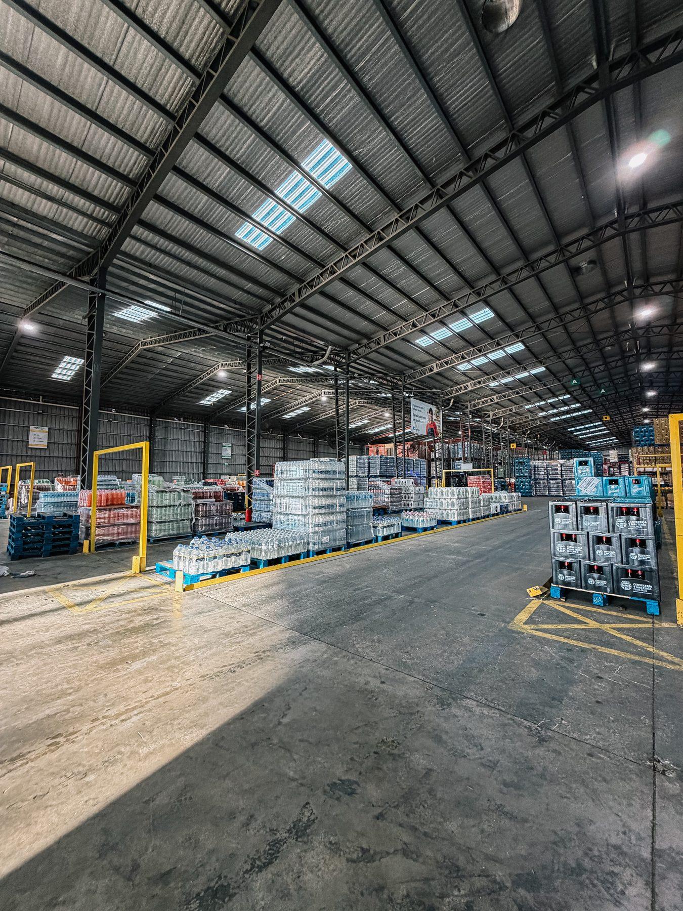 Nave del depósito con la mercadería ordenada en pallets