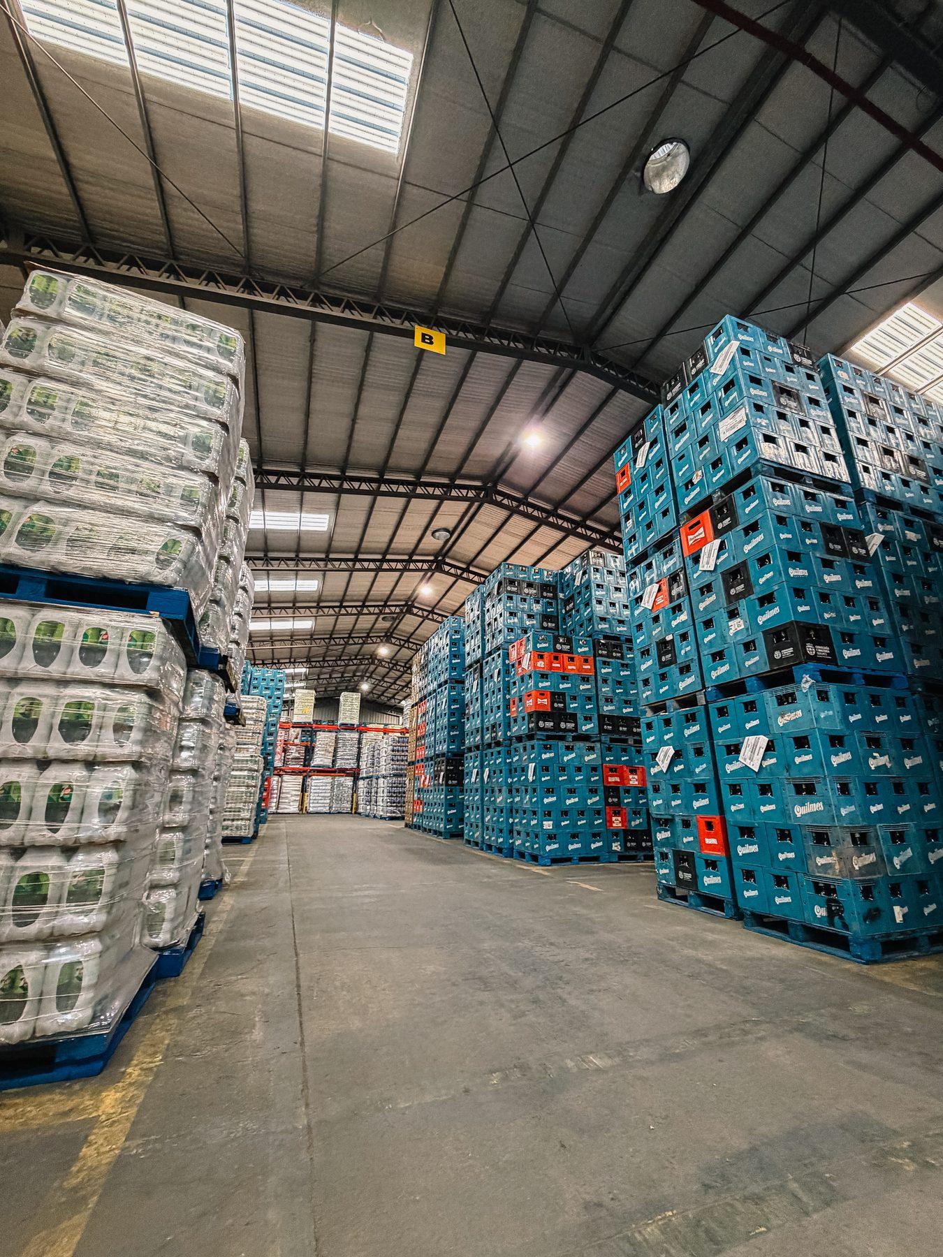 Pasillo central del depósito con mercadería a ambos lados