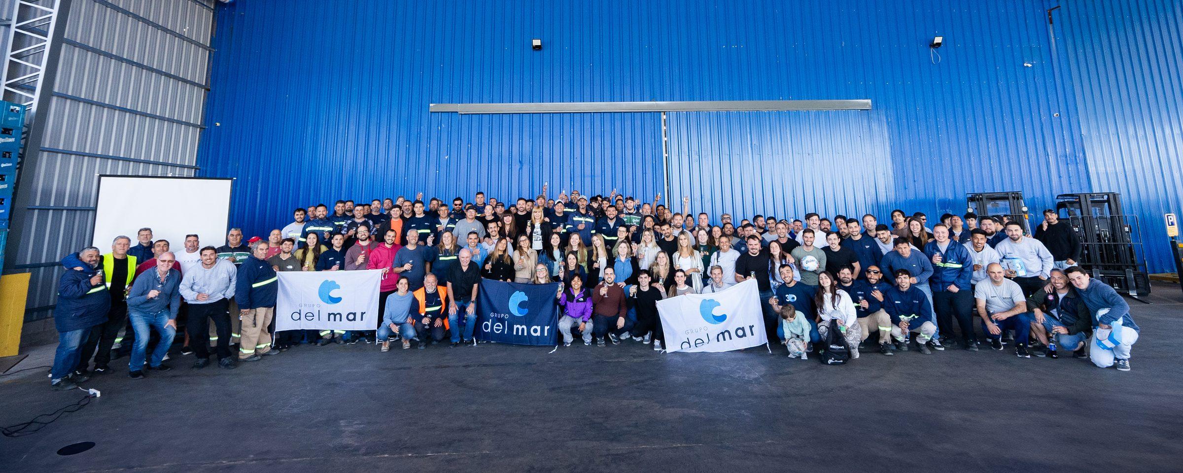 El equipo de Grupo del Mar reunido en el depósito con las banderas de la marca