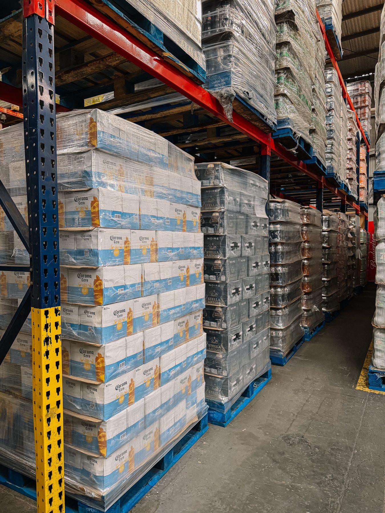 Estanterías altas del depósito cargadas de mercadería